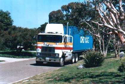 LKW faehrt auf einer Straße in Los Angeles